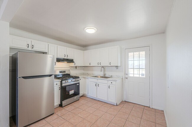 Building Photo - 2 Room 1 Bath Cottage with Huge Backyard