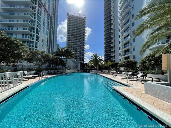 Building Photo - 1060 Brickell Ave