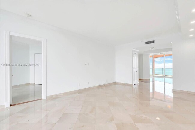 Building Photo - 300 South Pointe Dr