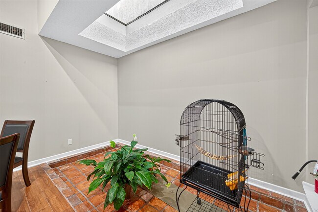 Building Photo - 7655 S Braeswood Blvd