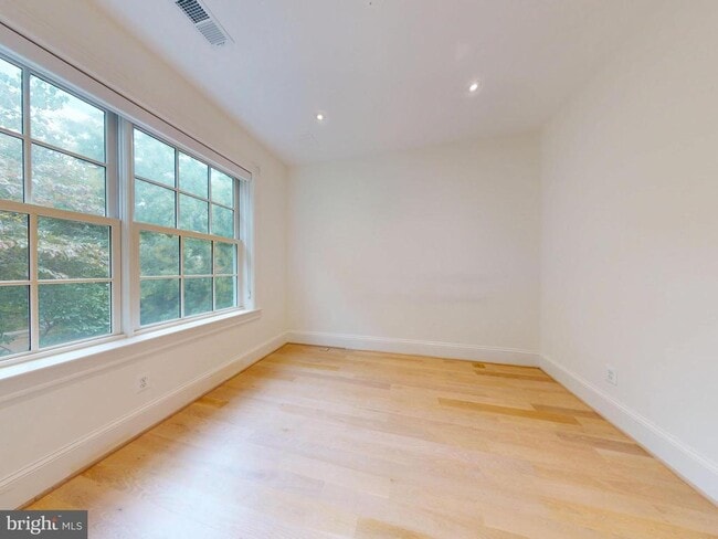 Building Photo - 1808 Riggs Pl NW