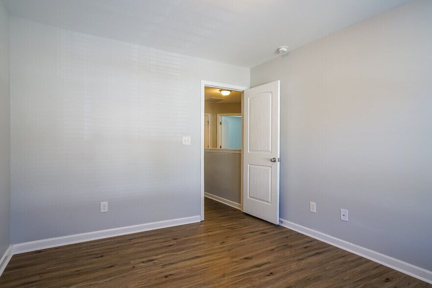 Building Photo - 115 Oakdale Ave