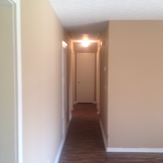 Building Photo - **AVAILABLE NOW**3 Bedroom / 1 1/2 Bathroo...