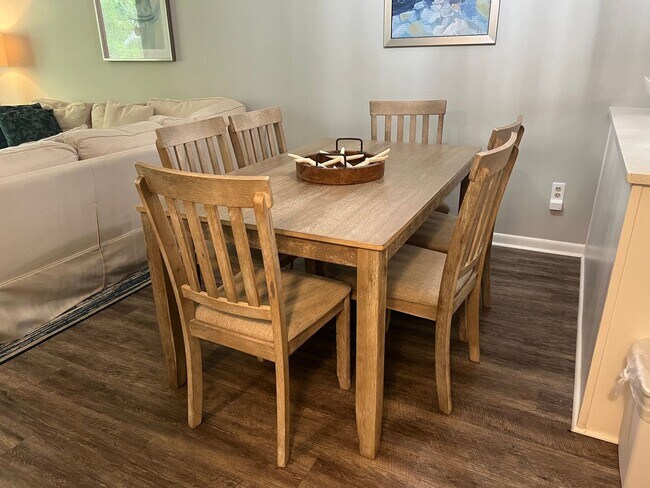 Building Photo - Walk to the Beach! Beautifully Remodeled/Furnished Fiddler's Cove