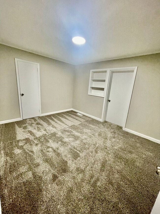 Building Photo - Welcome to this charming 3-bedroom, 1.5-bathroom home located in the desirable Newton, NC.