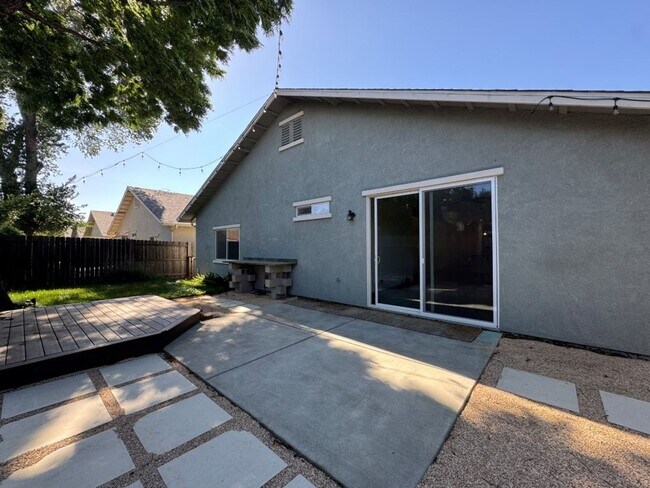Building Photo - Charming 3-Bedroom, 2-Bath Home in Desirab...