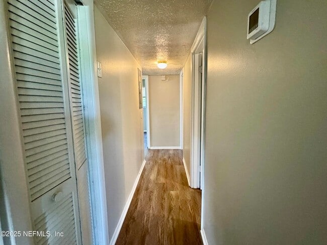 Building Photo - 7054 Red Robin Dr