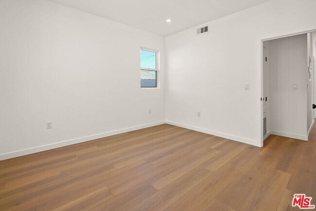 Building Photo - 1631 S New Hampshire Ave