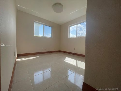 Building Photo - 107 SW 18th Ct