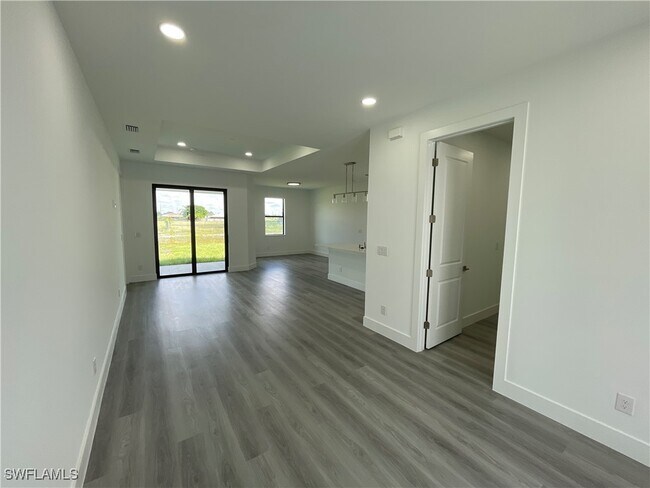 Building Photo - 821 Newell St E