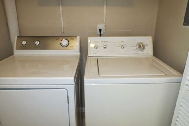 Building Photo - Beautiful 3 Bedroom Townhouse!