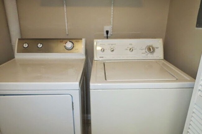 Building Photo - HALF OFF SECOND MONTH!! Beautiful 3 Bedroo...