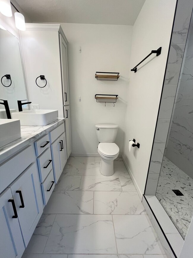 Building Photo - 4 Bed/3.5 Bath with 4 Stall Heated Garage!