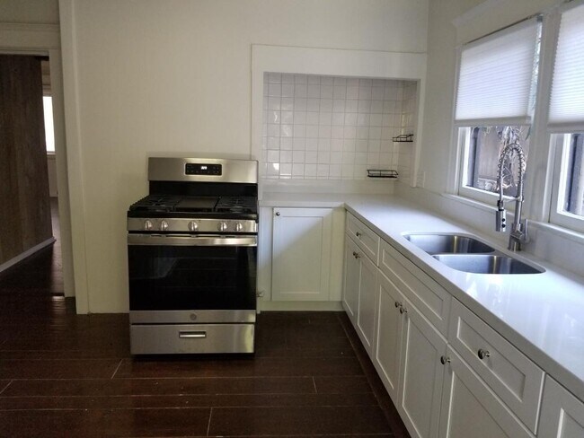 Building Photo - 4822 Grand Ave