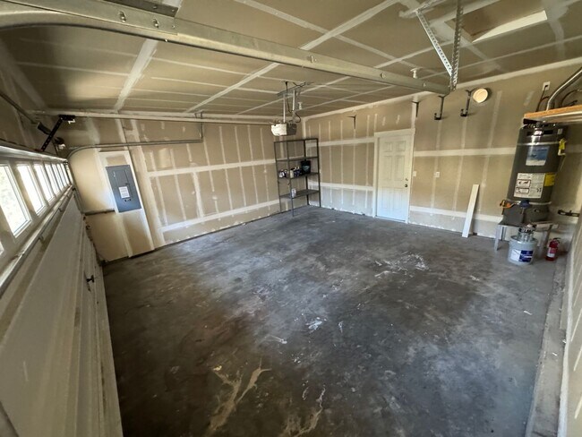 Building Photo - Gorgeous 3 bedroom 3 bathroom home in Mill Creek AVAILABLE NOW