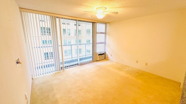 Building Photo - Diamond in the rough 1 bedroom with den in Honolulu!