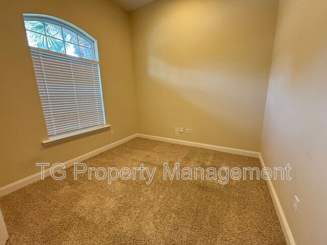 Building Photo - 157 Cloisterbane Dr