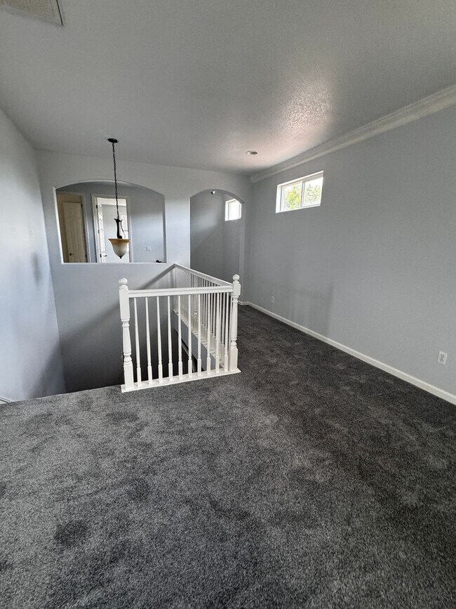 Building Photo - Spacious 4 bedroom near shopping and schools!