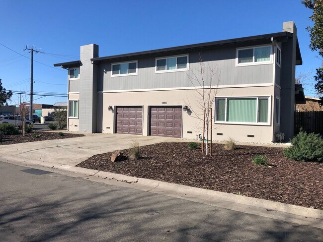 Primary Photo - BEAUTIFUL DUPLEX IN SACRAMENTO!!