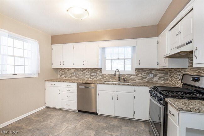 Building Photo - 1718 Maywood Rd