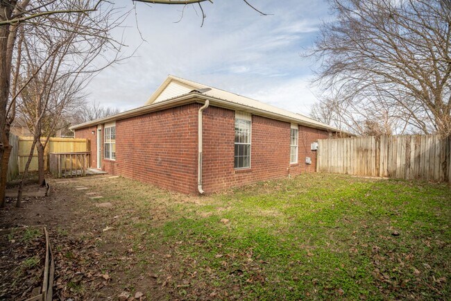 Building Photo - 1518 N Bernice Dr