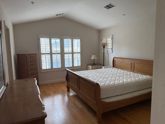 Building Photo - Los Altos Townhouse