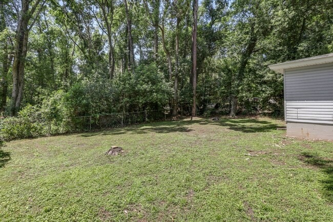 Building Photo - 4 bed 2 bath house, Walk to Stadium!! Available August 2026