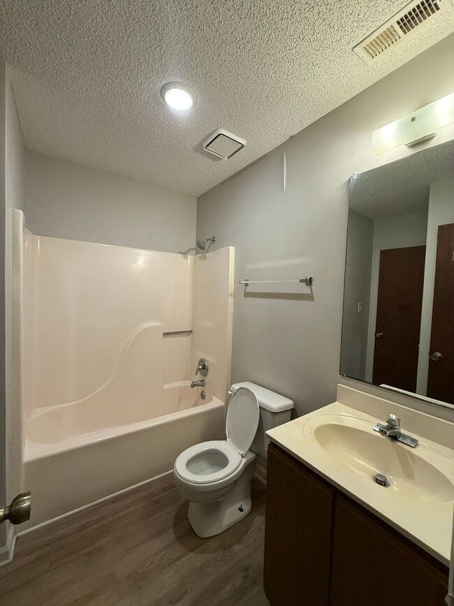 Building Photo - 2 bedroom, 2 bathroom