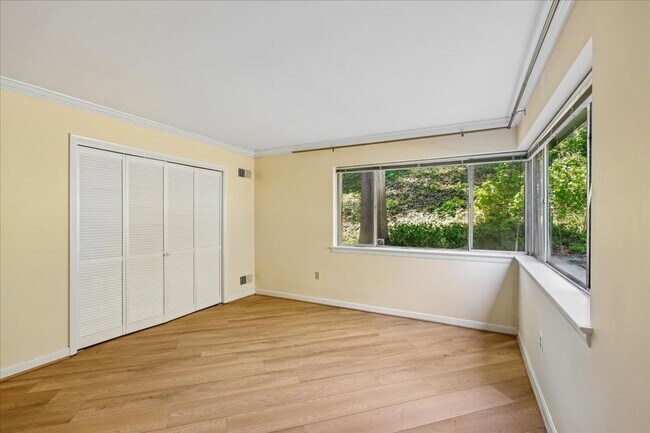 Building Photo - Bright & Stylish 2BR/1BA Condo in Sought-After Sumner Court in Bethesda