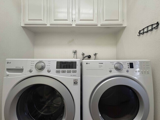 Building Photo - Spacious 2B/2.5BA Tri-Level Townhouse w/ 2...
