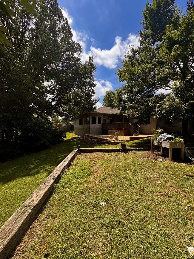 Building Photo - 723 N Lakeview Dr