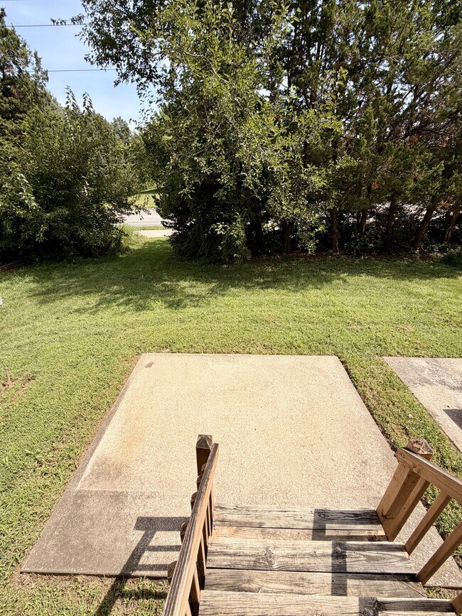 Building Photo - 215 NE Timbercreek Dr