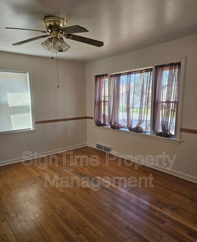 Building Photo - 10907 Lincoln Ave