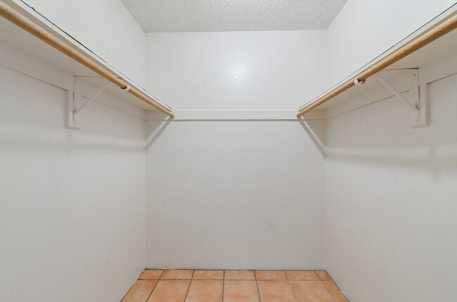 Building Photo - Cozzy Townhome with incredible mountain views! New Kitchen Appliances!