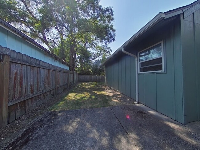 Building Photo - 3 Bedroom House + Bonus Room ~ Close to Ca...