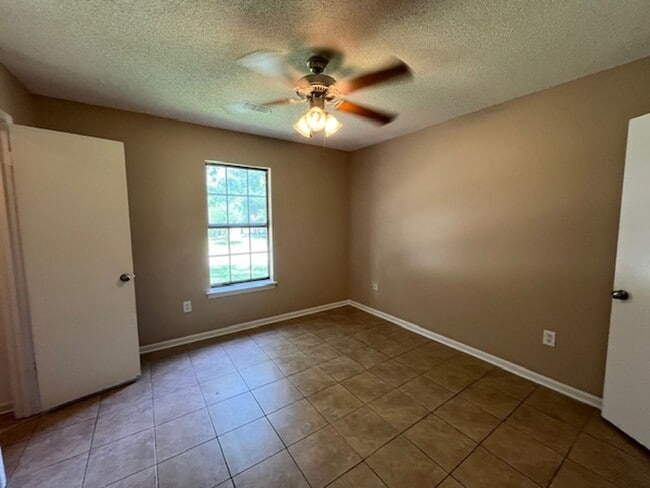 Building Photo - Renovated 3 Bedroom 1 Bath Home for Rent!