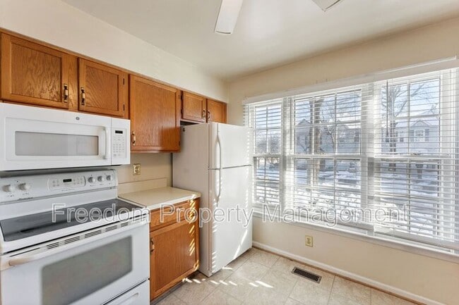Building Photo - 726 Pine Tree Ct