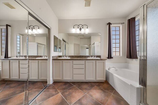 Building Photo - Beautifully Updated 4-Bedroom Home with 3-...