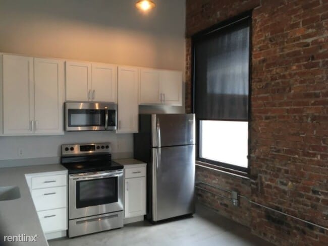 Building Photo - 1323 S 9th St