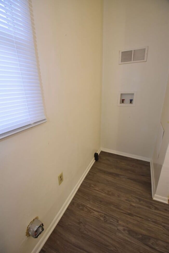 Building Photo - Elkhart 3 bedroom and 2 full baths