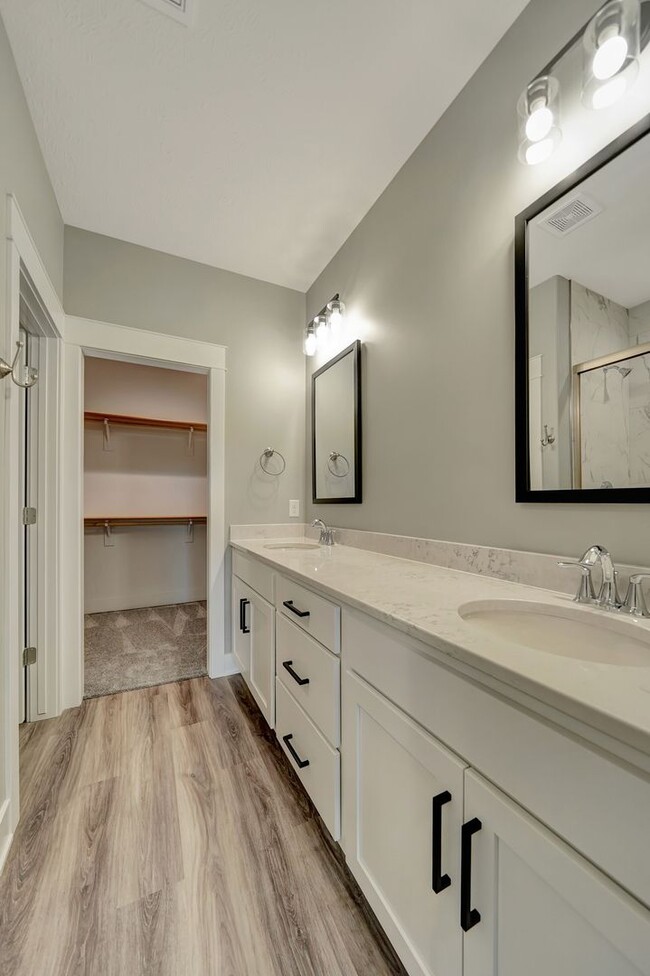 Building Photo - Beautiful Luxury Townhome