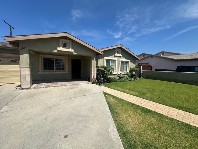 Building Photo - Wonderful 4-bed/3-bath gated home in Azusa.