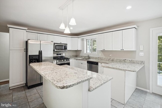 Building Photo - 8501 Canterbury Dr