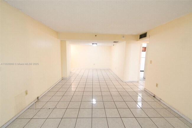 Building Photo - 1621 Collins Ave