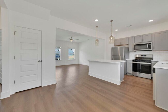 Building Photo - Spacious 3 Bedroom House with Primary Suite on Main Level