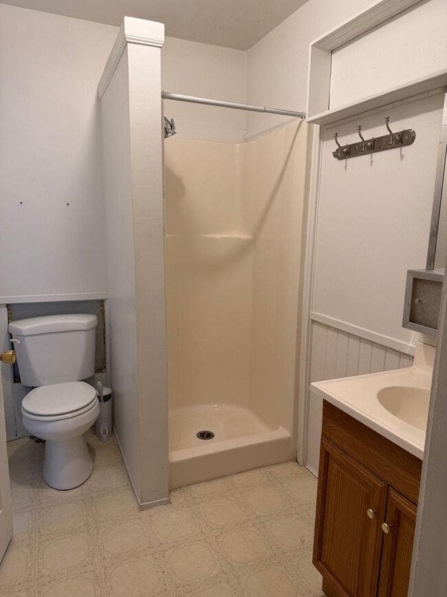 Building Photo - 2 bedroom, 2 bathroom house.