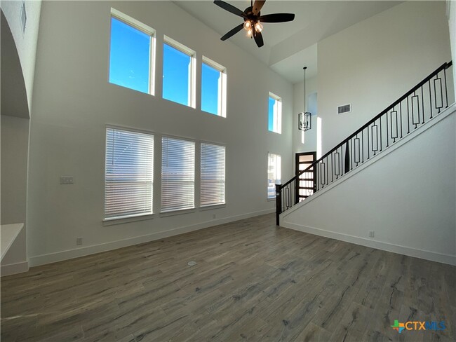 Building Photo - 1032 Easy Gruene