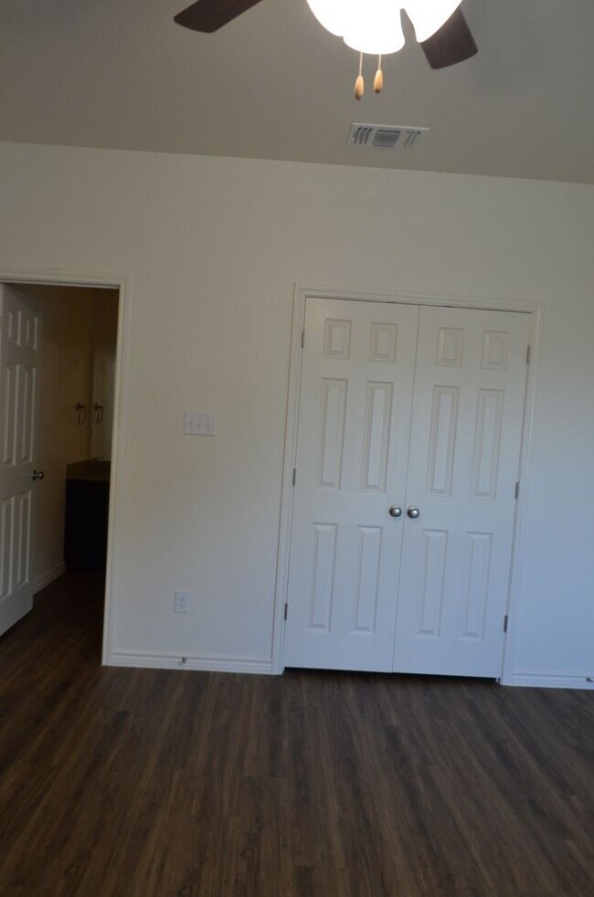 Building Photo - 916 Industrial Ave