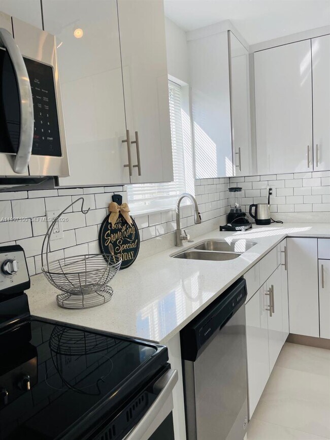 Building Photo - 1515 NE 110th St