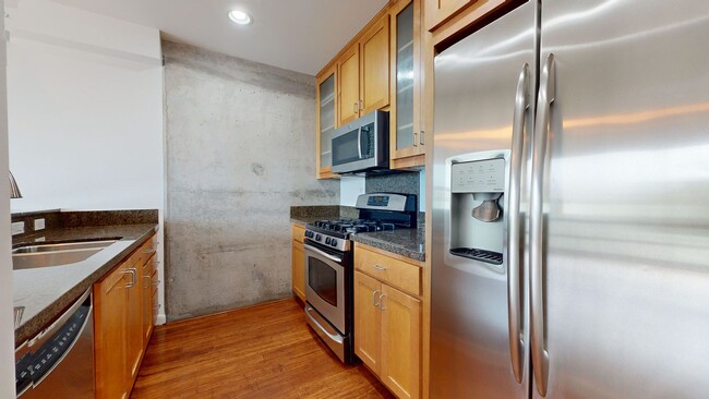 Building Photo - Beautiful condo in Jack London Square!